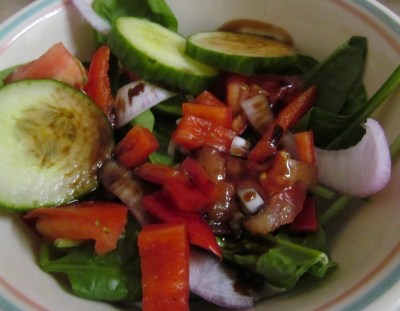 balsamic vinegar salad spinach, tomato, red onion, cucumber, red pepper, balsamic vinegar, salad, vegan